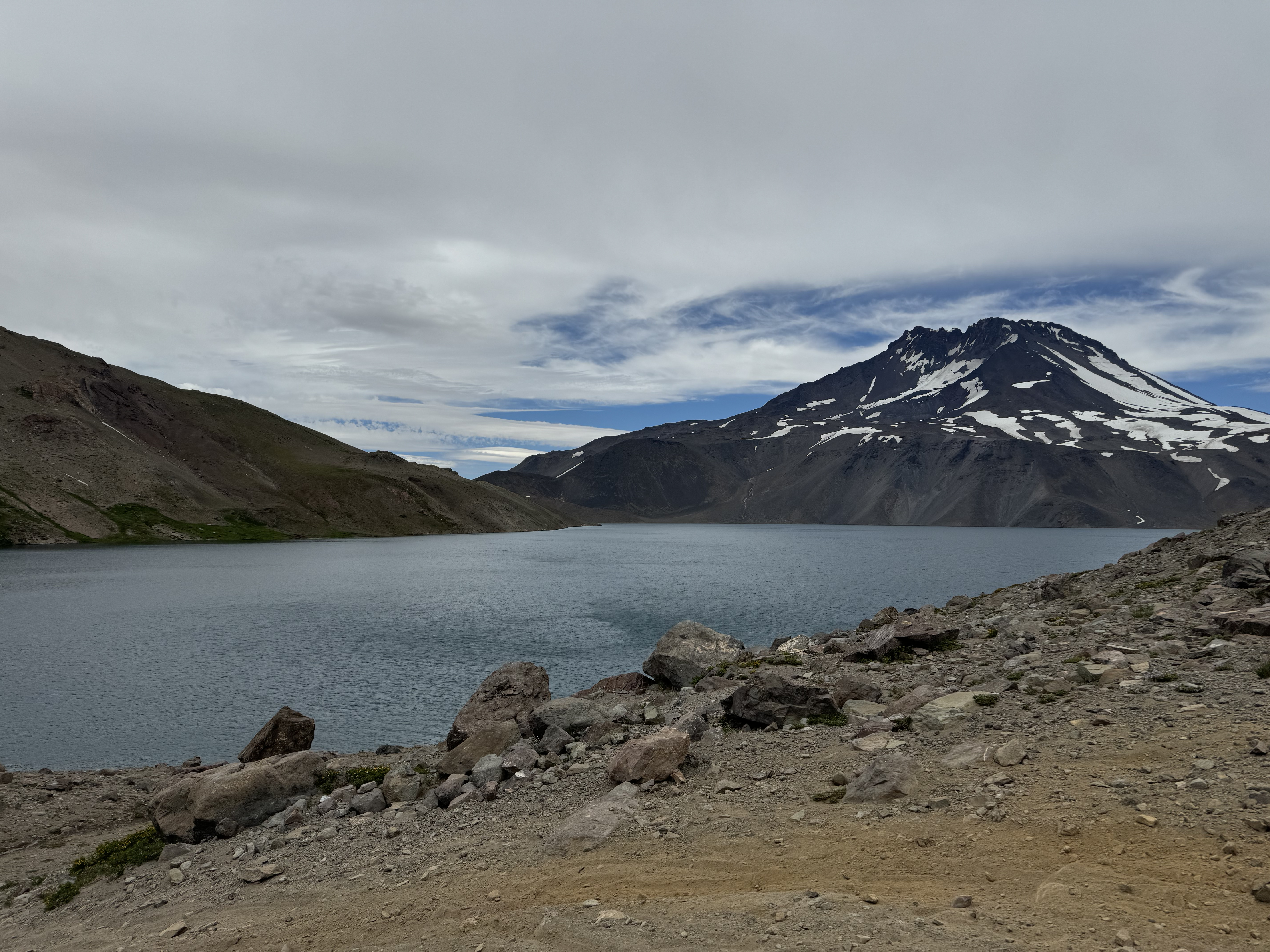 Cima de cerro cubierto de neblina